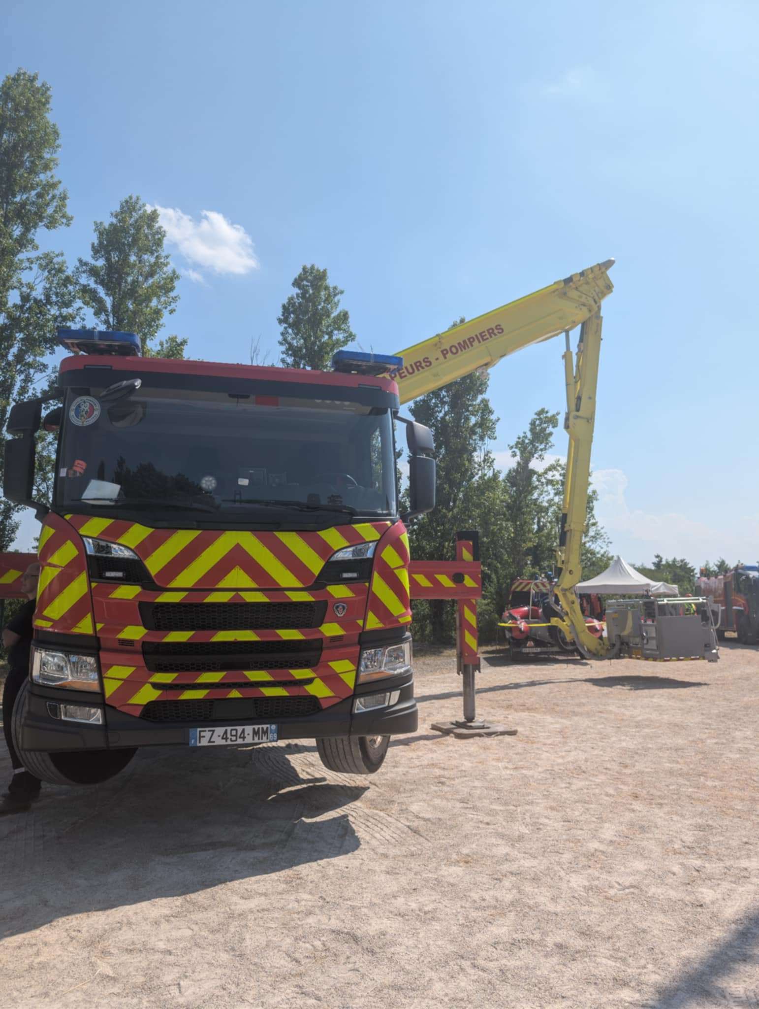 Camion de pompiers avec nacelle, utilisé comme illustration des enjeux d’évacuation et de situations dégradées